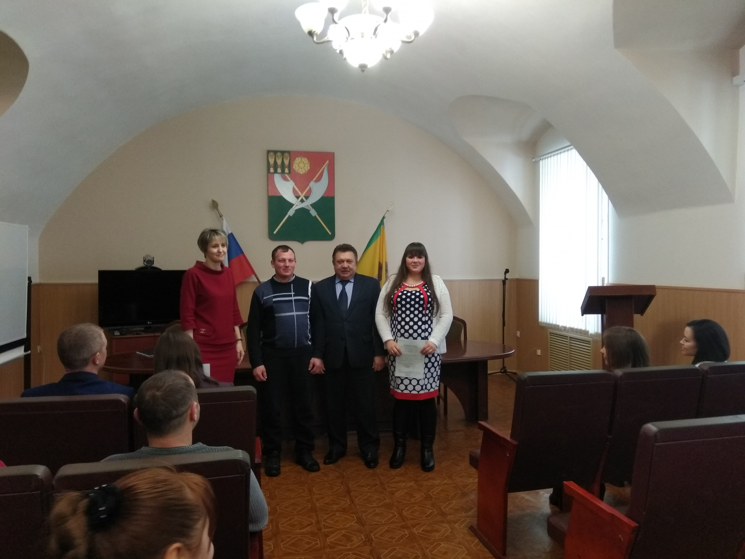 Глава администрации Мокшанского района Николай Николаевич Тихомиров в актовом зале районной администрации вручил молодым семьям жилищные сертификаты о праве на получение социальной выплаты на приобретение или строительство жилья при рождении первого ребен Глава администрации Мокшанского района Николай Николаевич Тихомиров в актовом зале районной администрации вручил молодым семьям жилищные сертификаты о праве на получение социальной выплаты на приобретение или строительство жилья при рождении первого ребен