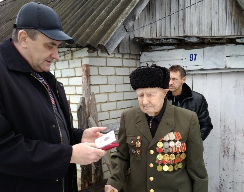 Глава администрации рабочего поселка Мокшан Адаев Анатолий Дмитриевич вручил юбилейную медаль к "75 -летию Победы в Великой Отечественной войне 1941-1945 г.г.", от имени Президента РФ,  участнику ВОВ Новикову Николаю Ефимовичу.