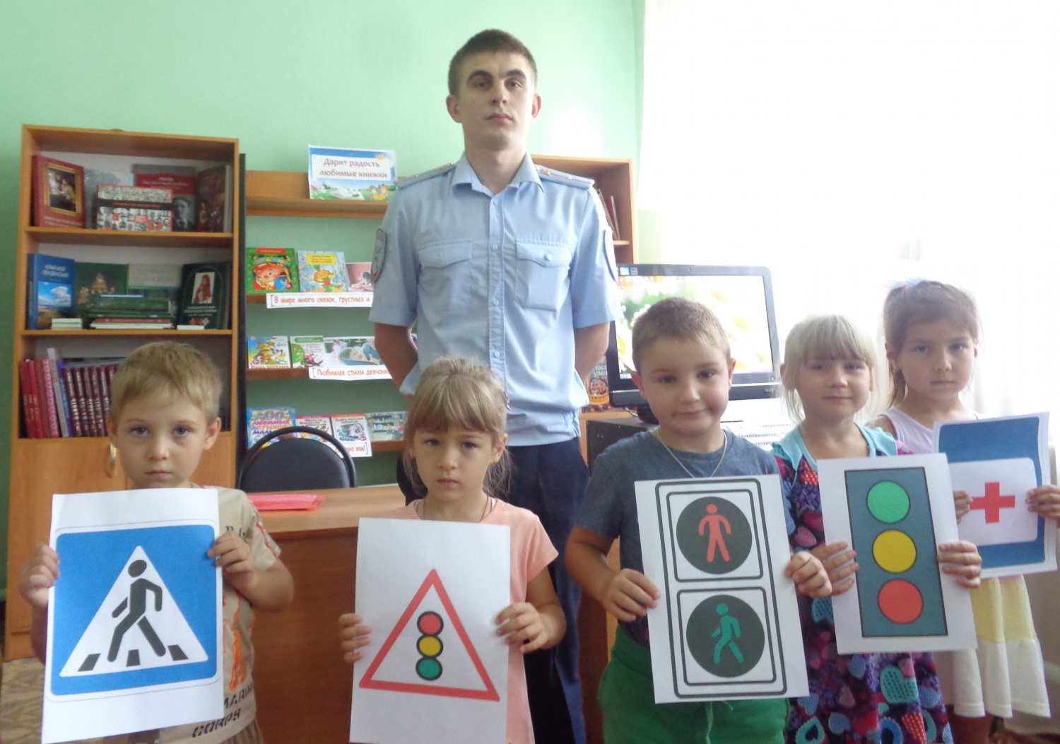 22 августа в районной библиотеке с детьми из детского сада «Родничок» проведён конкурс – игра «Школа дорожных знаков» с участием инспектора по пропаганде безопасного дорожного движения Луньковым Александром Сергеевичем.