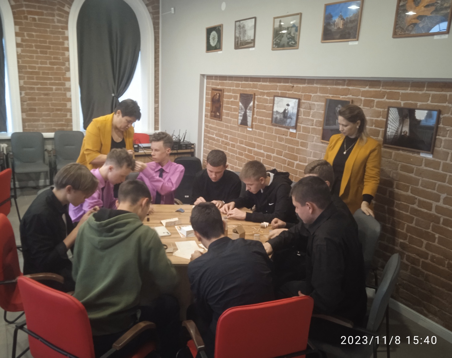 В рамках программы Пушкинская карта сотрудники районной библиотеки с учениками 9 "А" класса школы № 2 им. А.Г. Малышкина провели квест «К нам Лермонтов сходит…». В рамках программы Пушкинская карта сотрудники районной библиотеки с учениками 9 "А" класса школы № 2 им. А.Г. Малышкина провели квест «К нам Лермонтов сходит…».