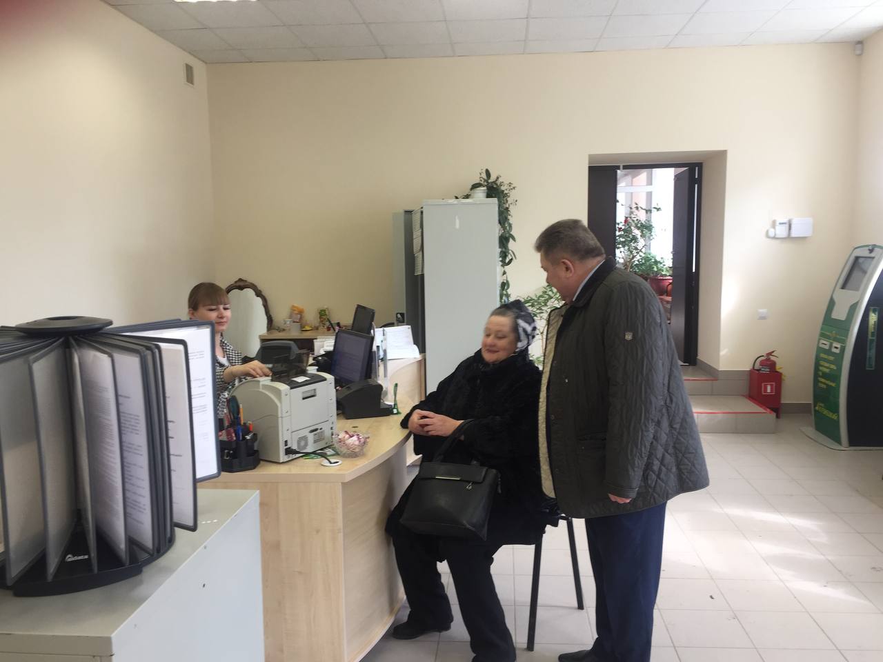 Глава Мокшанского района Н.Н.Тихомиров с рабочим визитом посетил отделение банка «Кузнецкий». Глава Мокшанского района Н.Н.Тихомиров с рабочим визитом посетил отделение банка «Кузнецкий».