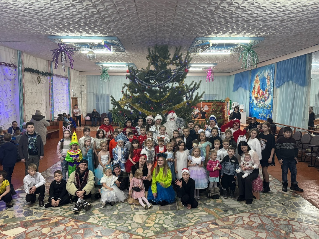 25 декабря в актовом зале районного Дома культуры состоялось благотворительное новогоднее театрализованное представление «Чудеса под Новый год!»