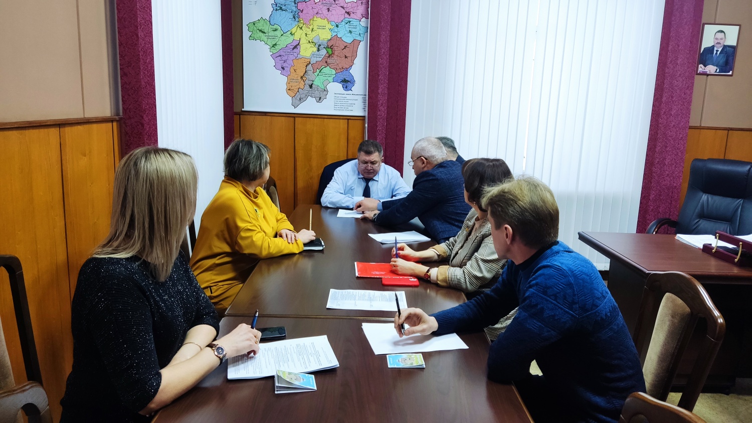 Глава Мокшанского района Н.Н.Тихомиров провел совещание по вопросу реконструкции сторожевой башни в р.п.Мокшан. Глава Мокшанского района Н.Н.Тихомиров провел совещание по вопросу реконструкции сторожевой башни в р.п.Мокшан.