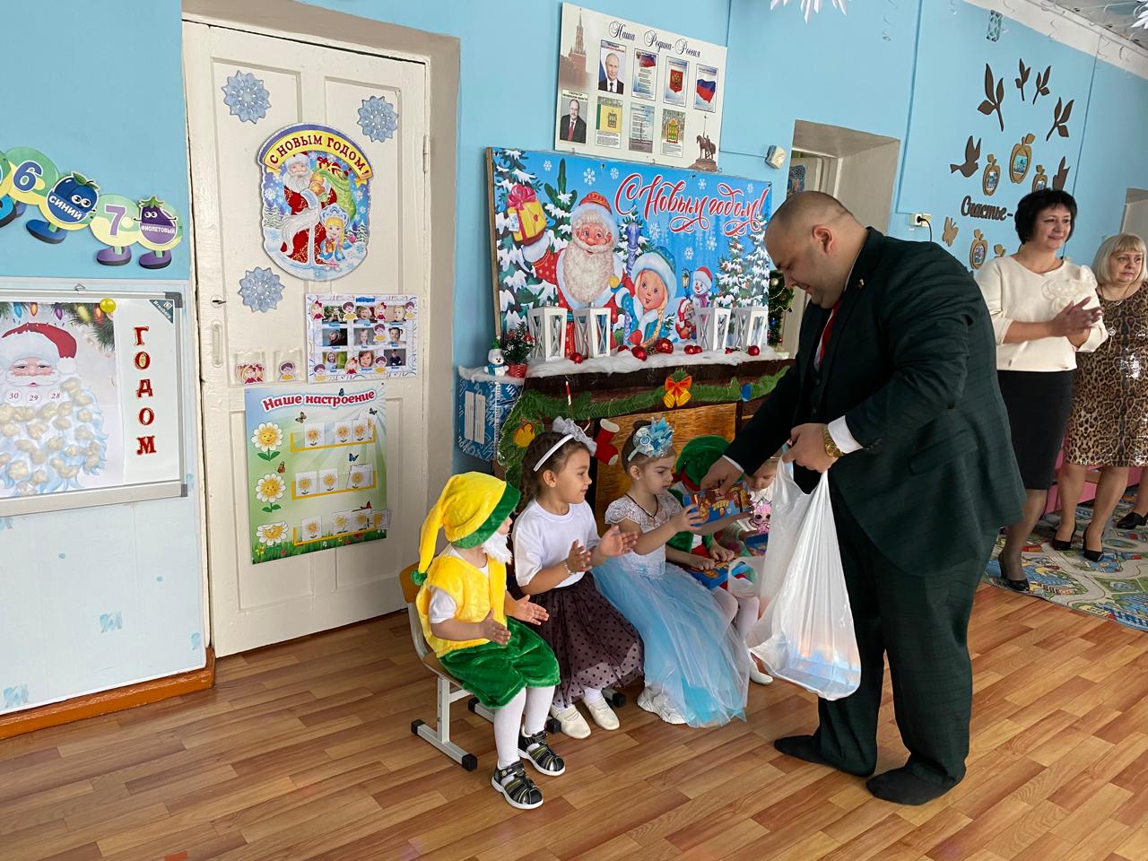 Депутат, заместитель председателя, руководитель депутатского объединения партии "ЕДИНАЯ РОССИЯ" в Собрании представителей Мокшанского района - Алексей Елисеев был приглашён на утренник в детский сад "Ягодка" с. Симбухово.