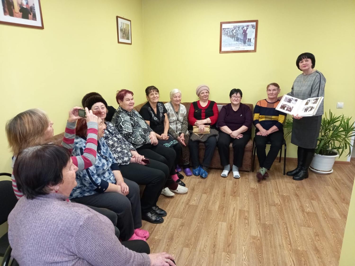 06.12.2023 года руководитель территориального отдела ЗАГС Мокшанского района Елена Паняева провела беседу в Комплексном центре социального обслуживания населения Мокшанского района на тему «ЗАГС вчера и сегодня», посвященную 106-летию со дня образования о 06.12.2023 года руководитель территориального отдела ЗАГС Мокшанского района Елена Паняева провела беседу в Комплексном центре социального обслуживания населения Мокшанского района на тему «ЗАГС вчера и сегодня», посвященную 106-летию со дня образования о