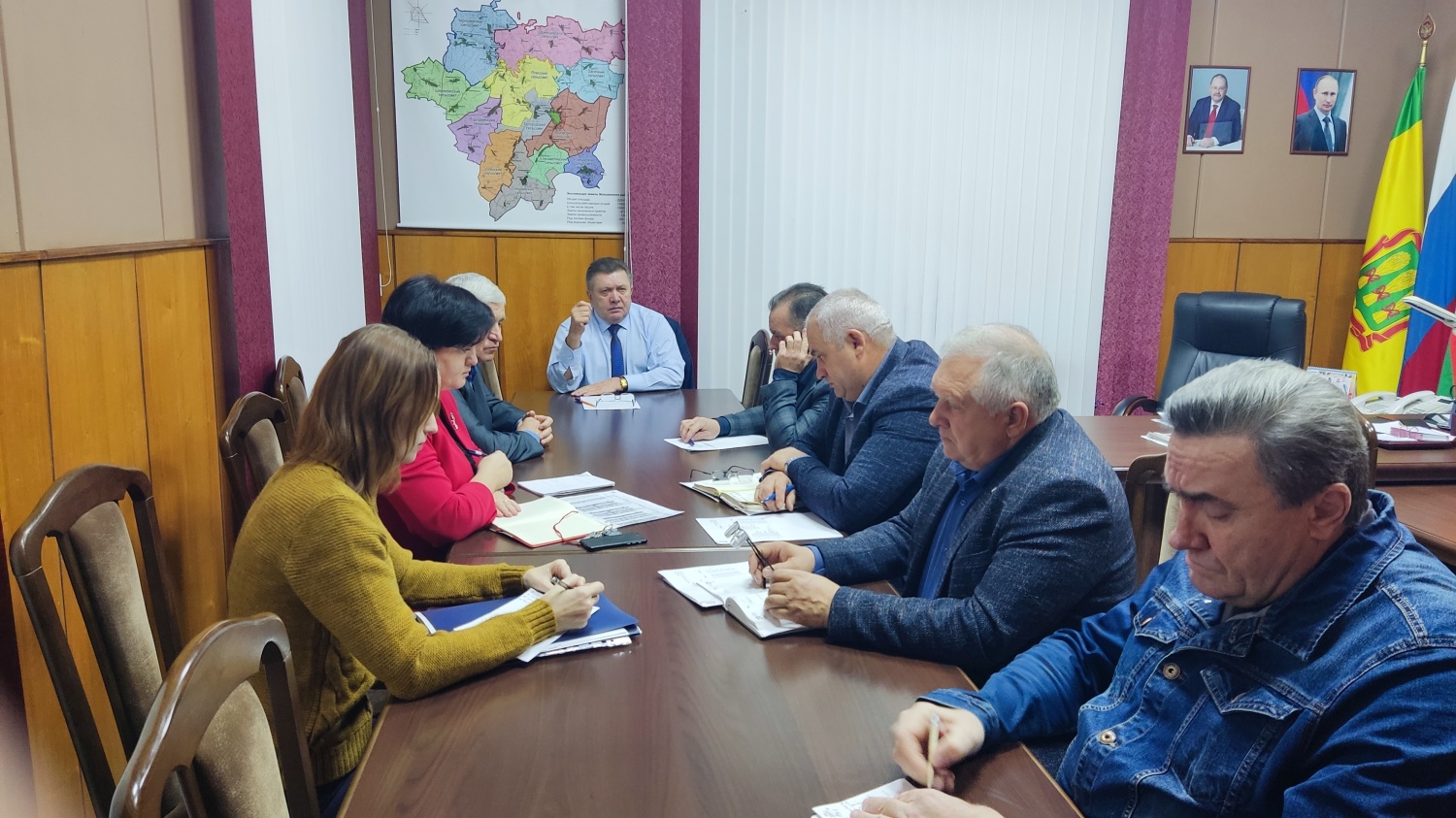 20.11.2023 глава Мокшанского района Н.Н.Тихомиров провел совещание