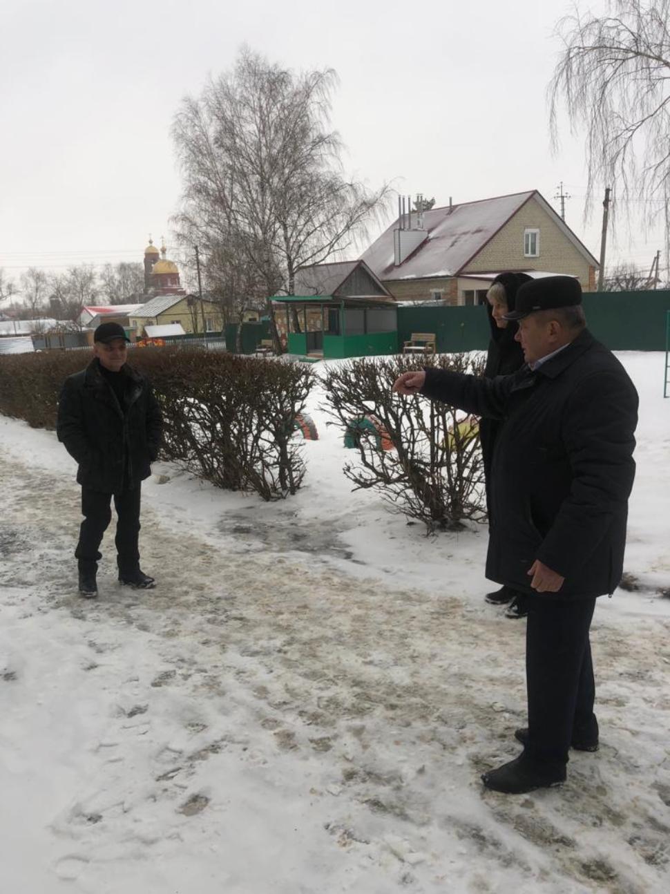 Состоялся рабочий выезд в детский сад «Родничок» с участием заместителя главы администрации Кривенков С.В. и руководителя ООО «Радикс» Курносова А.П. 