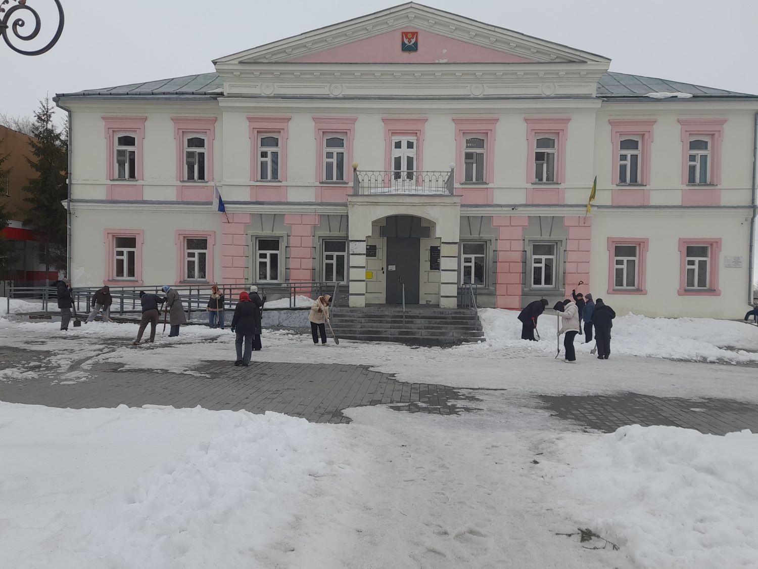 Сотрудники администрации Мокшанского района приняли участие в санитарной пятнице