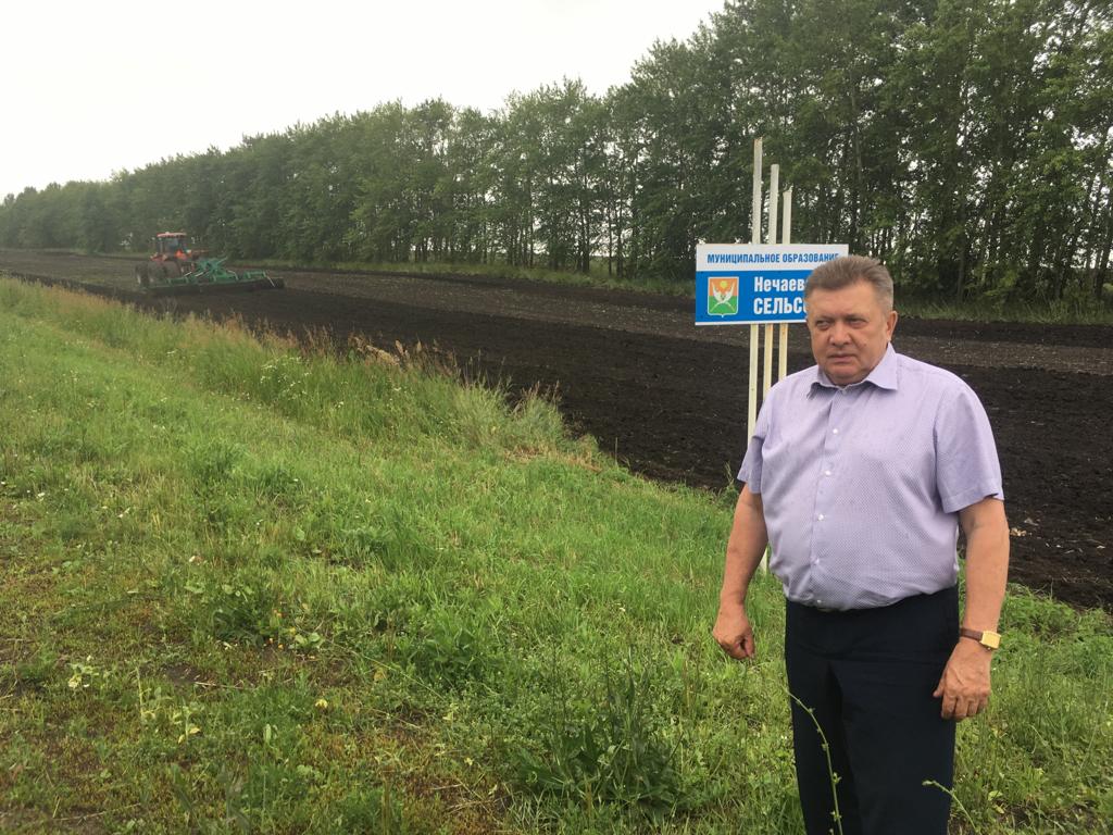 Глава Мокшанского района Н.Н.Тихомиров проверил выполнение работ в подготовке почвы Глава Мокшанского района Н.Н.Тихомиров проверил выполнение работ в подготовке почвы