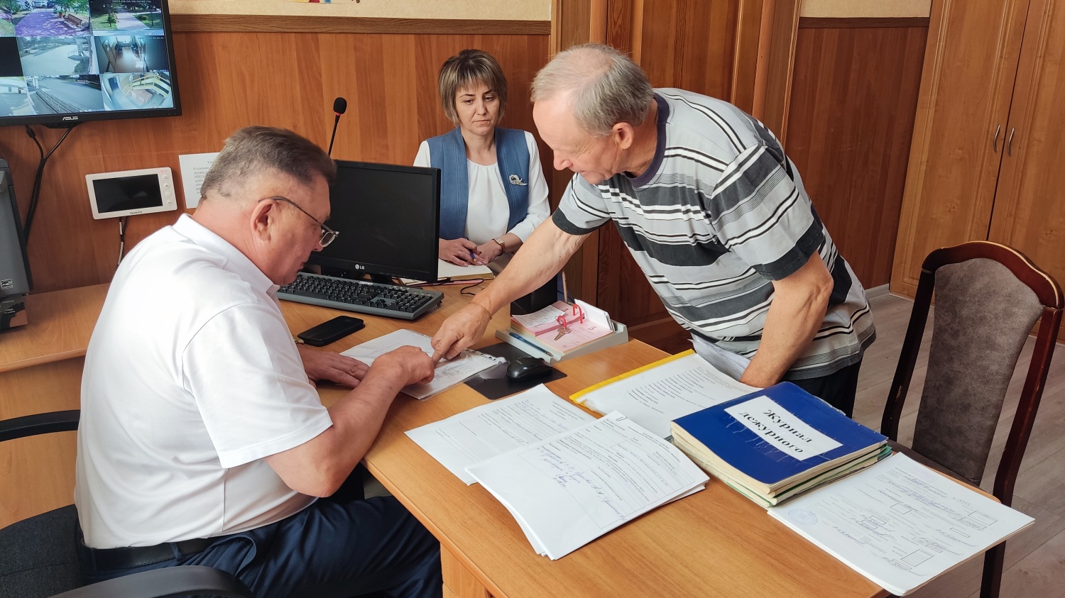 Глава Мокшанского района Н.Н.Тихомиров провел личный прием граждан. Глава Мокшанского района Н.Н.Тихомиров провел личный прием граждан.