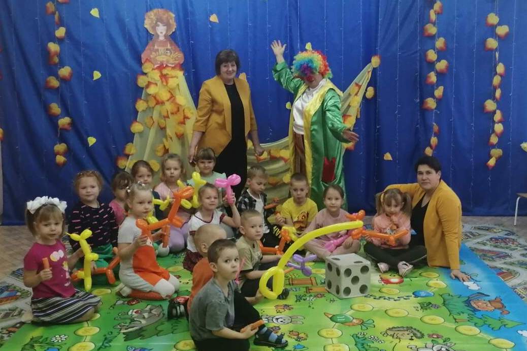 Проект «Маленькие шаги в библиотеку» продолжается. 26 октября сотрудники Мокшанской районной библиотеки приходили в детский сад «Солнышко» .