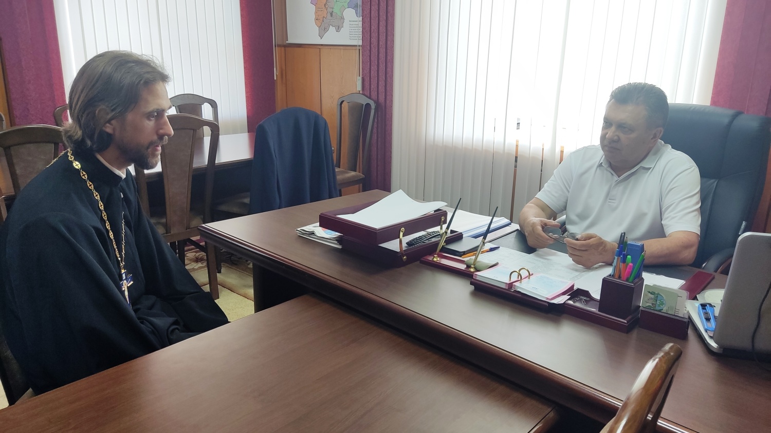 Глава Мокшанского района Н.Н.Тихомиров провел встречу с иереем священнослужителем, отцом Александром. Глава Мокшанского района Н.Н.Тихомиров провел встречу с иереем священнослужителем, отцом Александром.