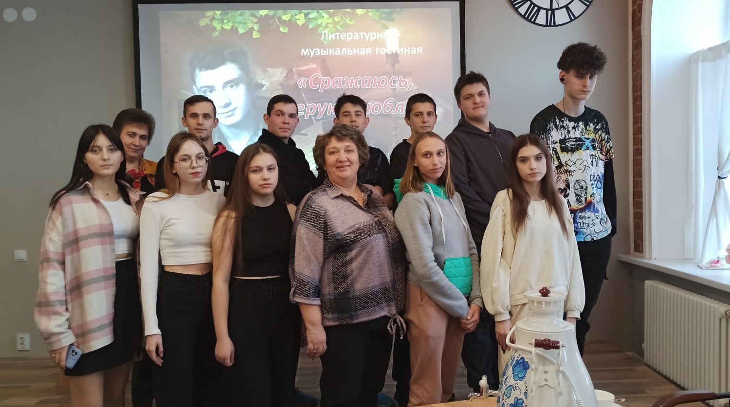 «Сражаюсь, верую, люблю» – эти слова стали как бы девизом поэта Эдуарда Асадова, его жизненном кредо. «Сражаюсь, верую, люблю» – эти слова стали как бы девизом поэта Эдуарда Асадова, его жизненном кредо.