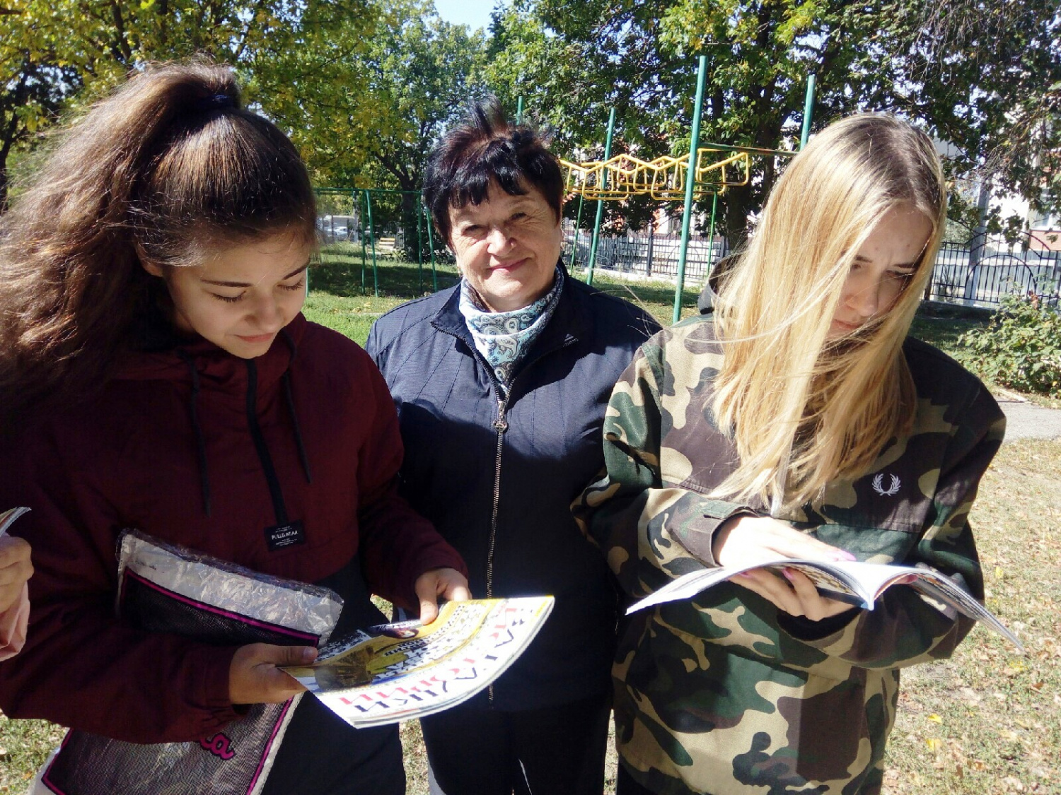 29 августа сотрудниками Центральной районной библиотеки в парке посёлка была организована литературная скамейка «Полистаем, почитаем…»
