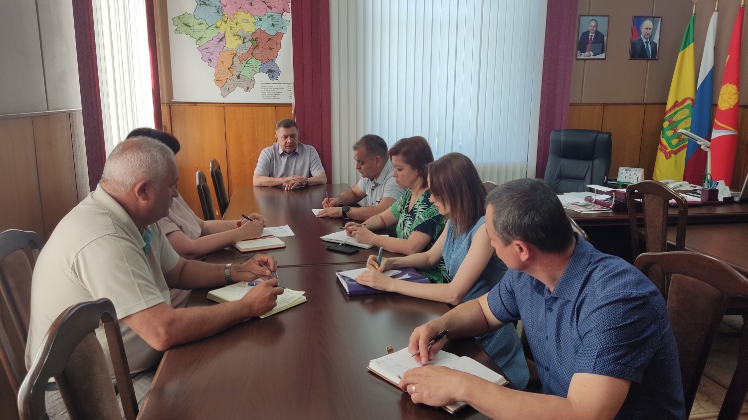 Глава Мокшанского района Н.Н.Тихомиров провел оперативное совещание
