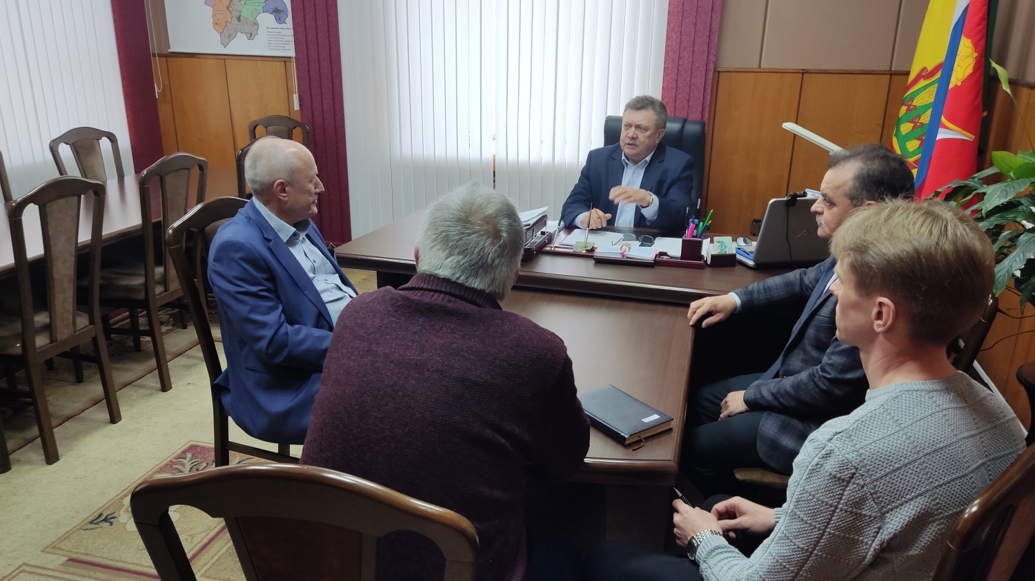 Глава Мокшанского района Н.Н. Тихомиров провел встречу с инвестором по строительству индивидуальных жилых домов на территории Мокшанского района.