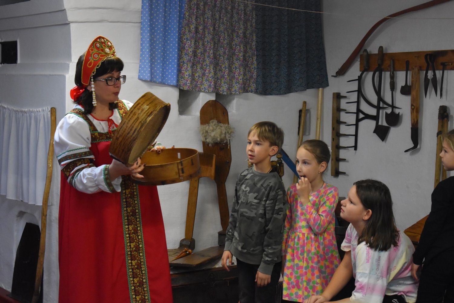 "СОЛНЫШКИ " ЗНАКОМЯТСЯ С РУССКИМ НАРОДНЫМ БЫТОМ