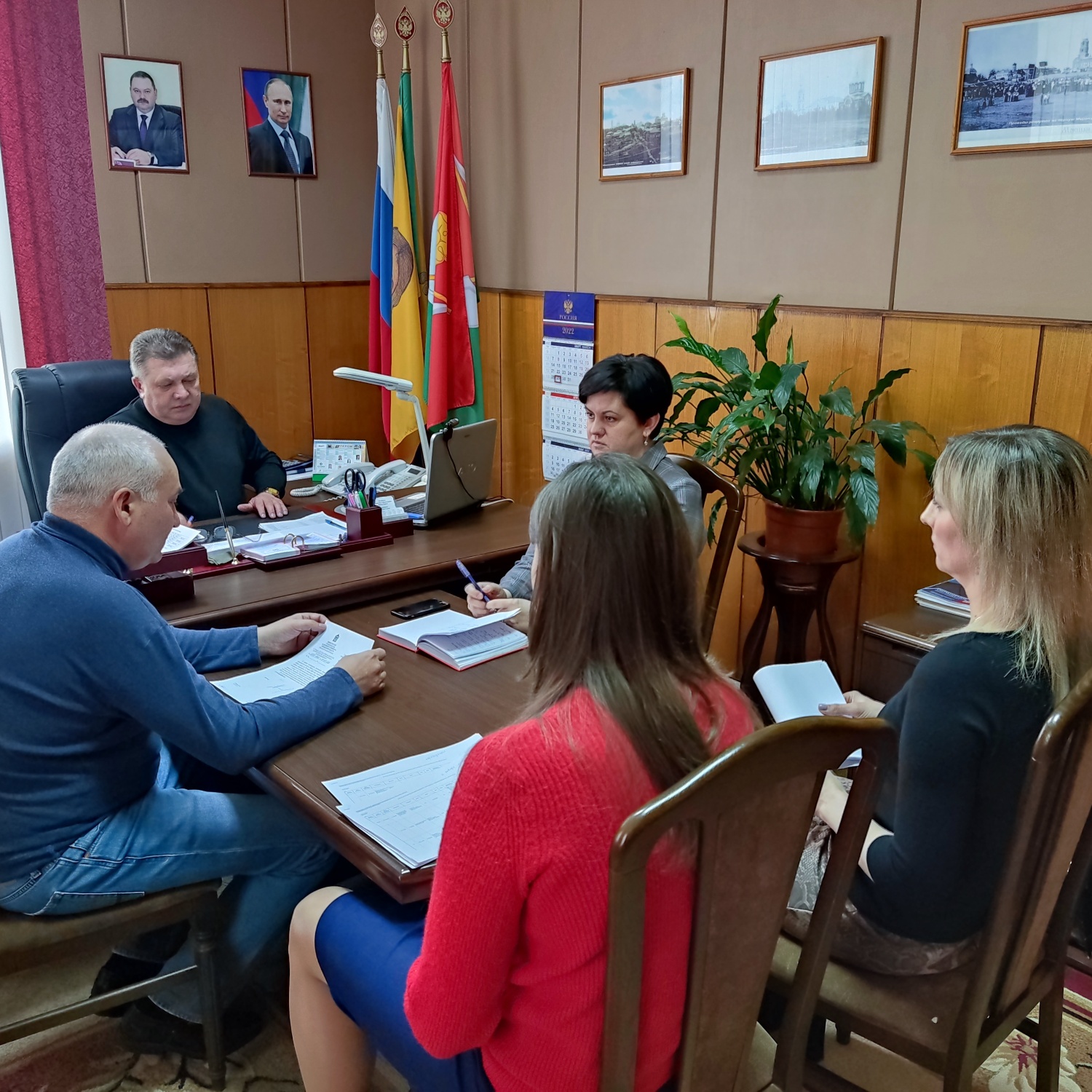 Глава администрации Мокшанского района Н. Н. Тихомиров провел рабочее совещание по вопросу реализации муниципальных контрактов по ремонту дорог в Мокшанском районе.