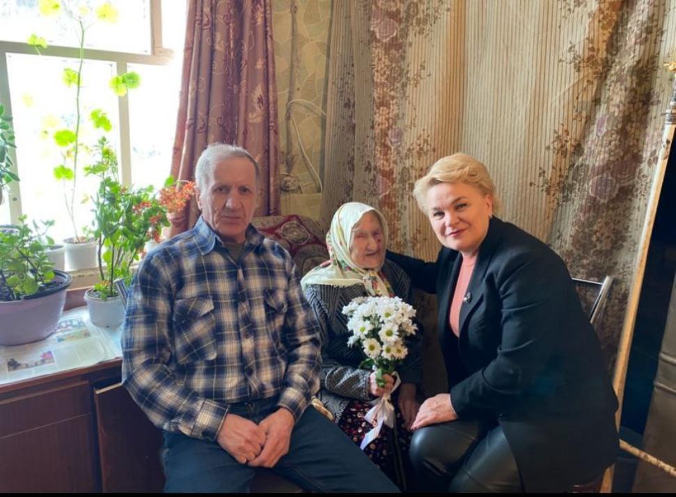 Глава Мокшанского района Решетченко А.В. поздравила ветерана ВОВ Грибань Татьяну Поликарповну со 100-летним юбилеем