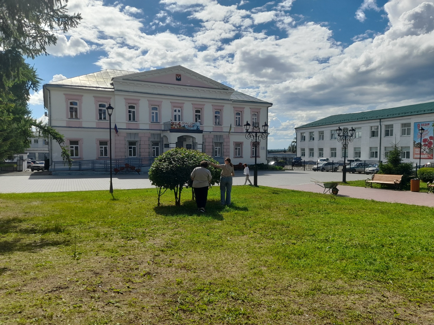 Сотрудники администрации Мокшанского района приняли участие в санитарной пятнице