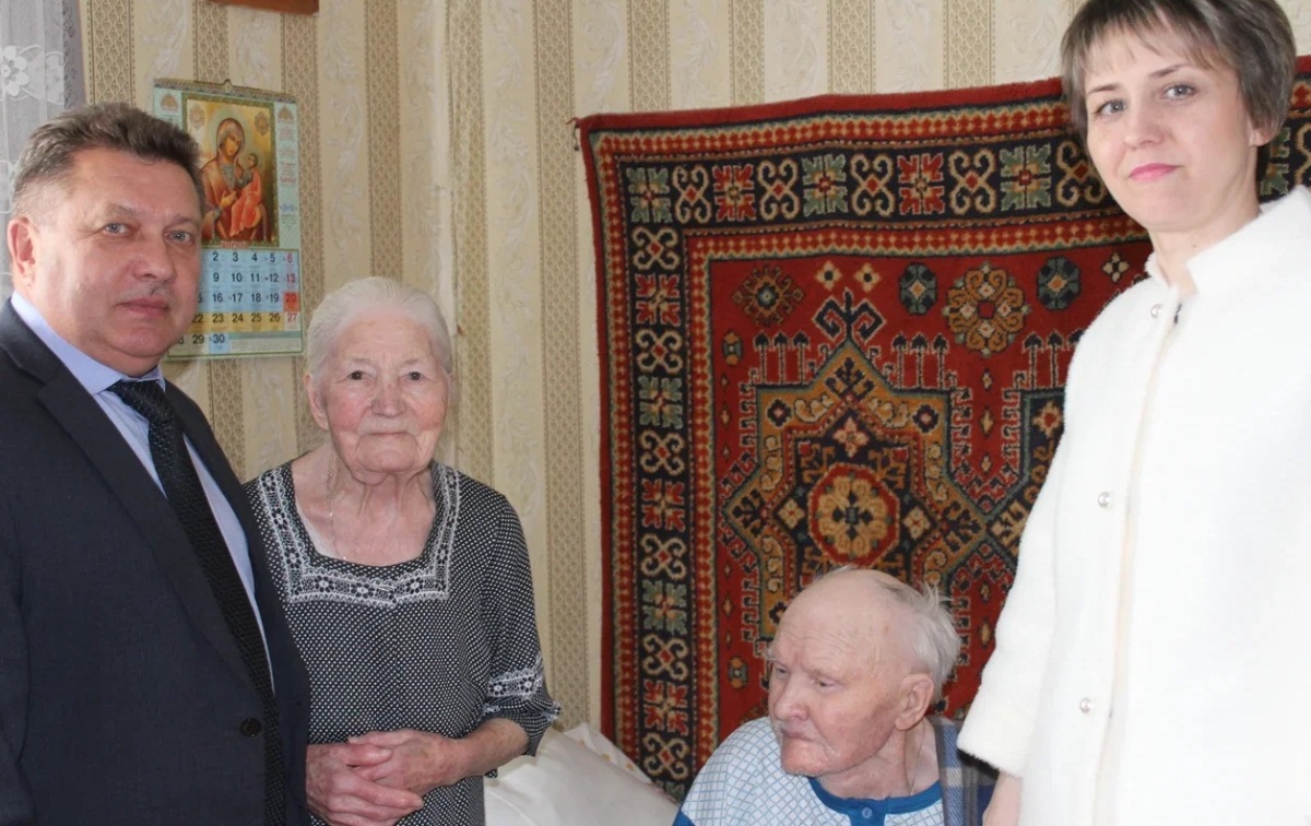 В рамках празднования 74-ой годовщины Победы участникам Великой Отечественной войны Мокшанского района вручили продуктовые наборы. 