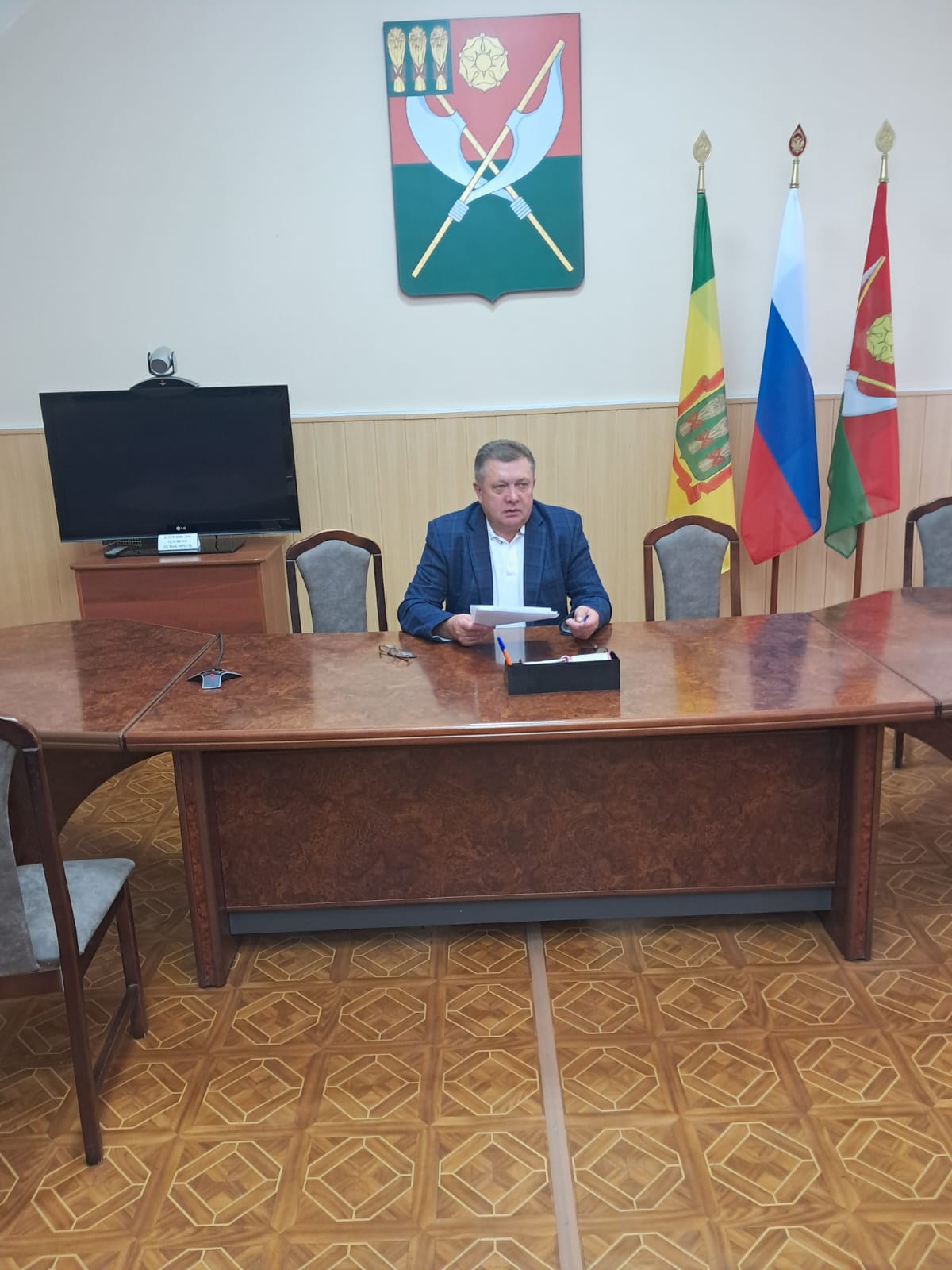 Глава Мокшанского района Н.Н.Тихомиров провел совещание по социально-экономическим вопросам