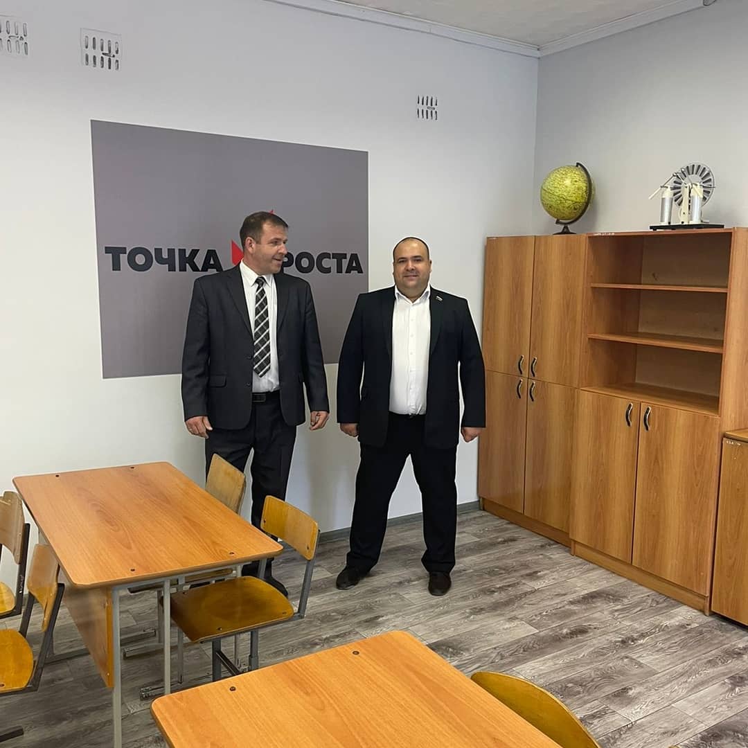 2 сентября депутат фракции "Единая Россия" в Собрании представителей Мокшанского района Алексей Елисеев вместе с директором школы √2 р.п. Мокшан Александром Богомазовым подводили итоги ремонтных работ по наказам избирателей. 2 сентября депутат фракции "Единая Россия" в Собрании представителей Мокшанского района Алексей Елисеев вместе с директором школы √2 р.п. Мокшан Александром Богомазовым подводили итоги ремонтных работ по наказам избирателей.
