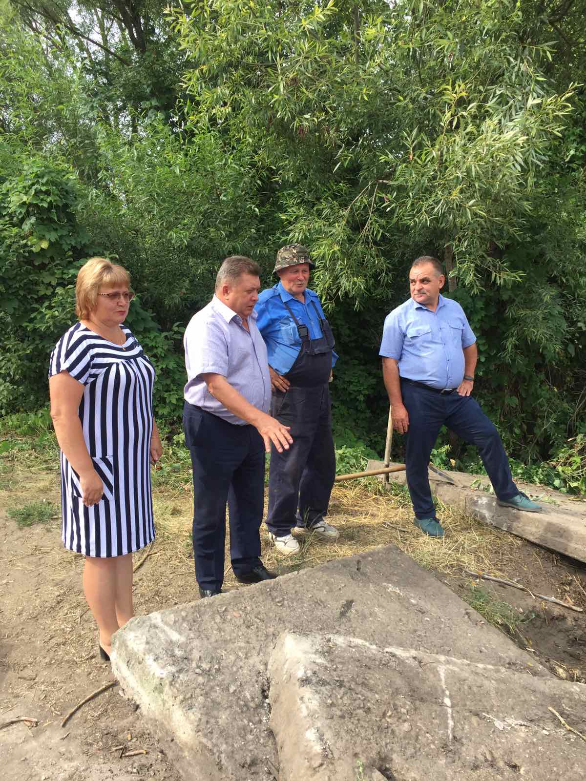 Глава администрации Мокшанского района Н.Н.Тихомиров провел выездное совещание в с.Чернозерье по ремонту участка дороги. Глава администрации Мокшанского района Н.Н.Тихомиров провел выездное совещание в с.Чернозерье по ремонту участка дороги.