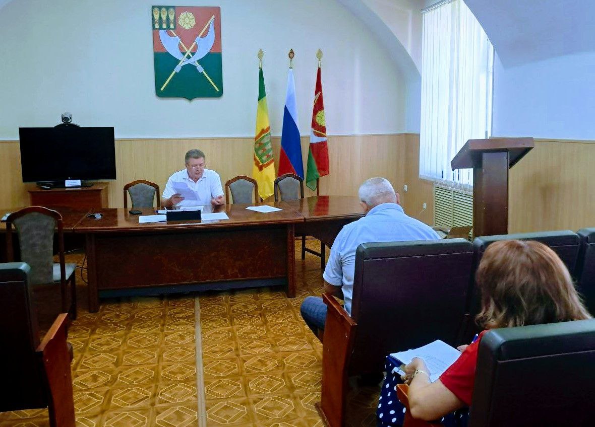 Глава Мокшанского района Николай Тихомиров провел оперативное совещание по вопросам профилактики пожарной безопасности и обеспечения безопасного летнего отдыха детей