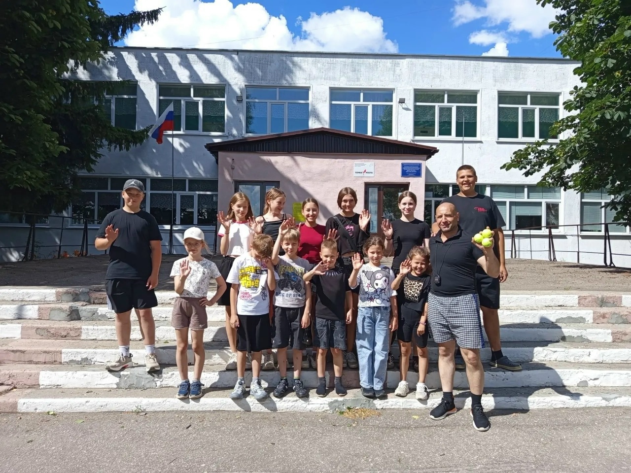На базе МБОУ СОШ с. Нечаевка в ЛДП «Радуга» (вторая смена) каждую неделю ребята отправляются в настоящее «Путешествие по стране ГТО»