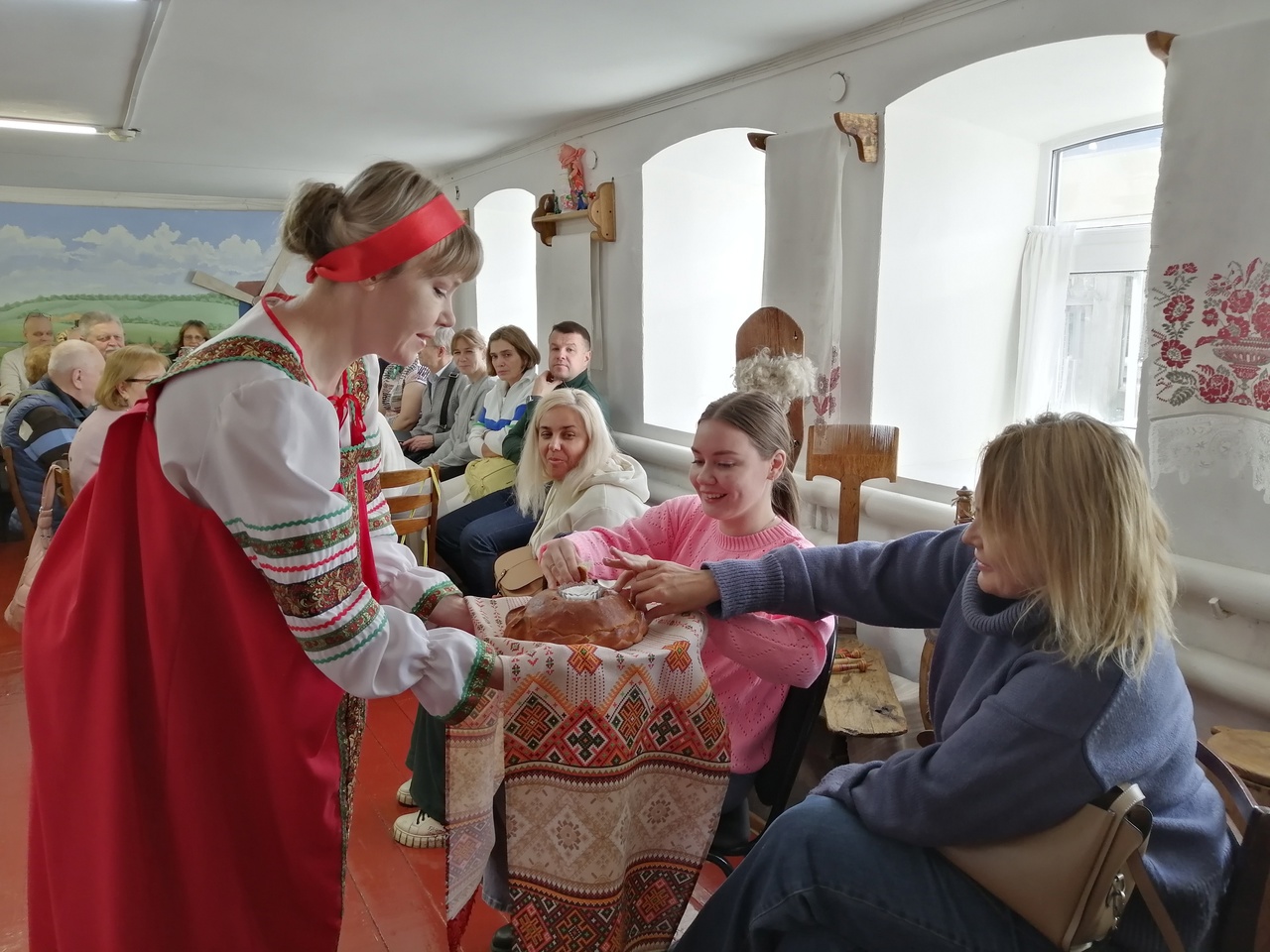 ЭКСКУРСАНТЫ ТУРИСТИЧЕСКИХ АГЕНТСТВ ПОСЕТИЛИ МУЗЕЙ ПИСАТЕЛЯ А.Г.МАЛЫШКИНА ЭКСКУРСАНТЫ ТУРИСТИЧЕСКИХ АГЕНТСТВ ПОСЕТИЛИ МУЗЕЙ ПИСАТЕЛЯ А.Г.МАЛЫШКИНА