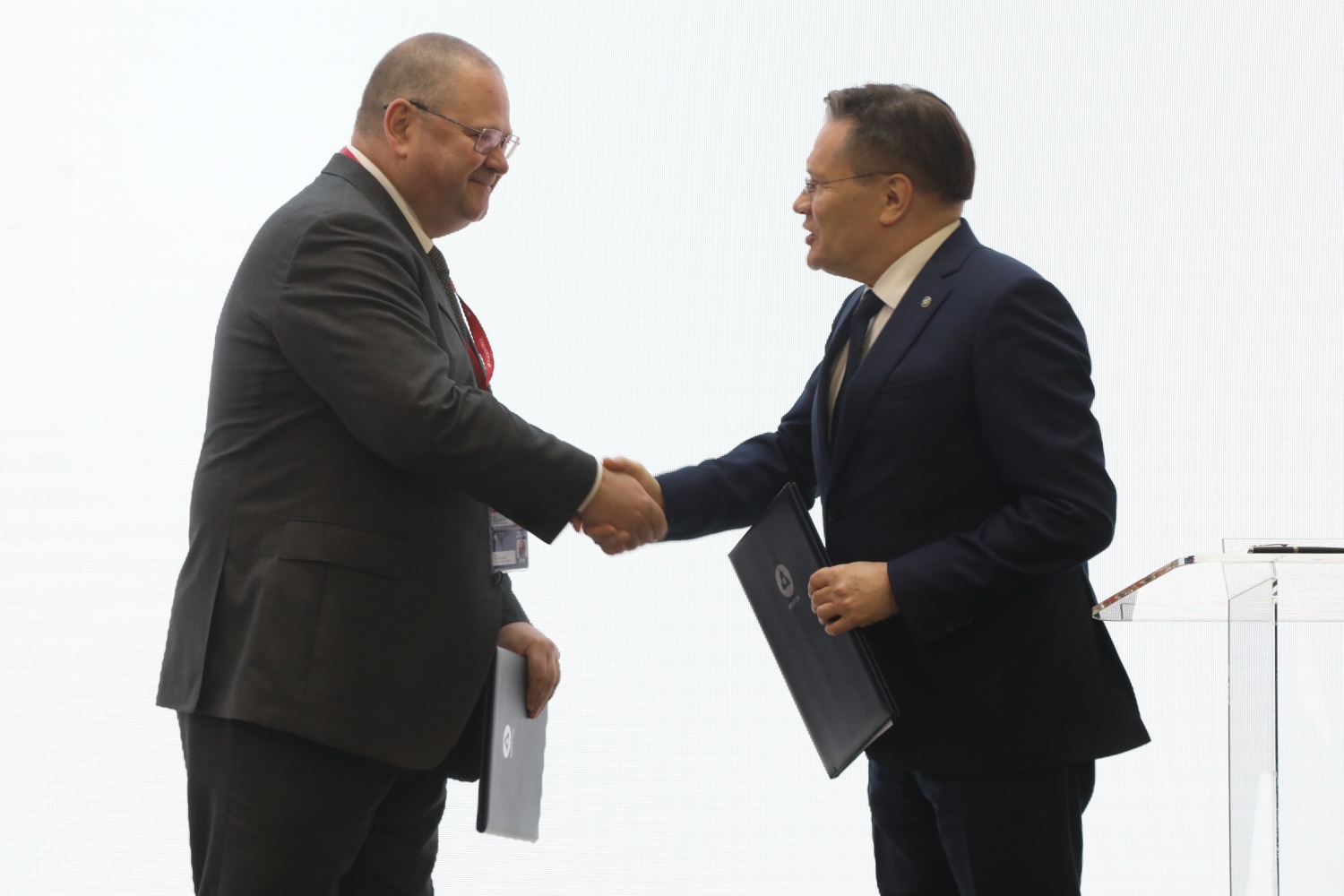 Олег Мельниченко подписал соглашение с гендиректором госкорпорации «Росатом» Алексеем Лихачевым Олег Мельниченко подписал соглашение с гендиректором госкорпорации «Росатом» Алексеем Лихачевым