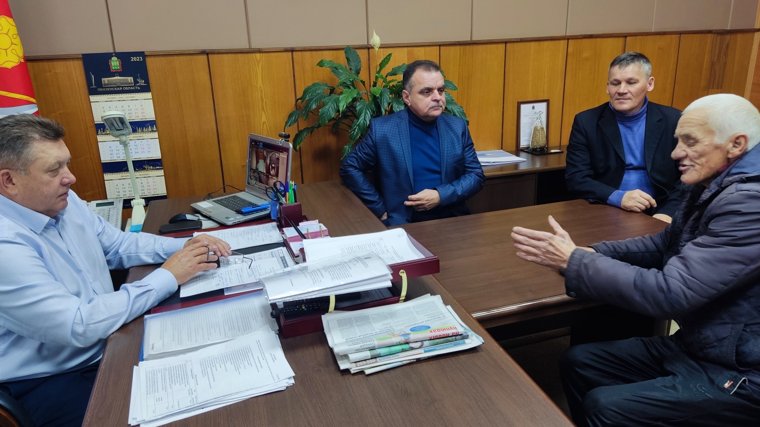 Глава Мокшанского района Н.Н.Тихомиров провел личный прием граждан. Глава Мокшанского района Н.Н.Тихомиров провел личный прием граждан.