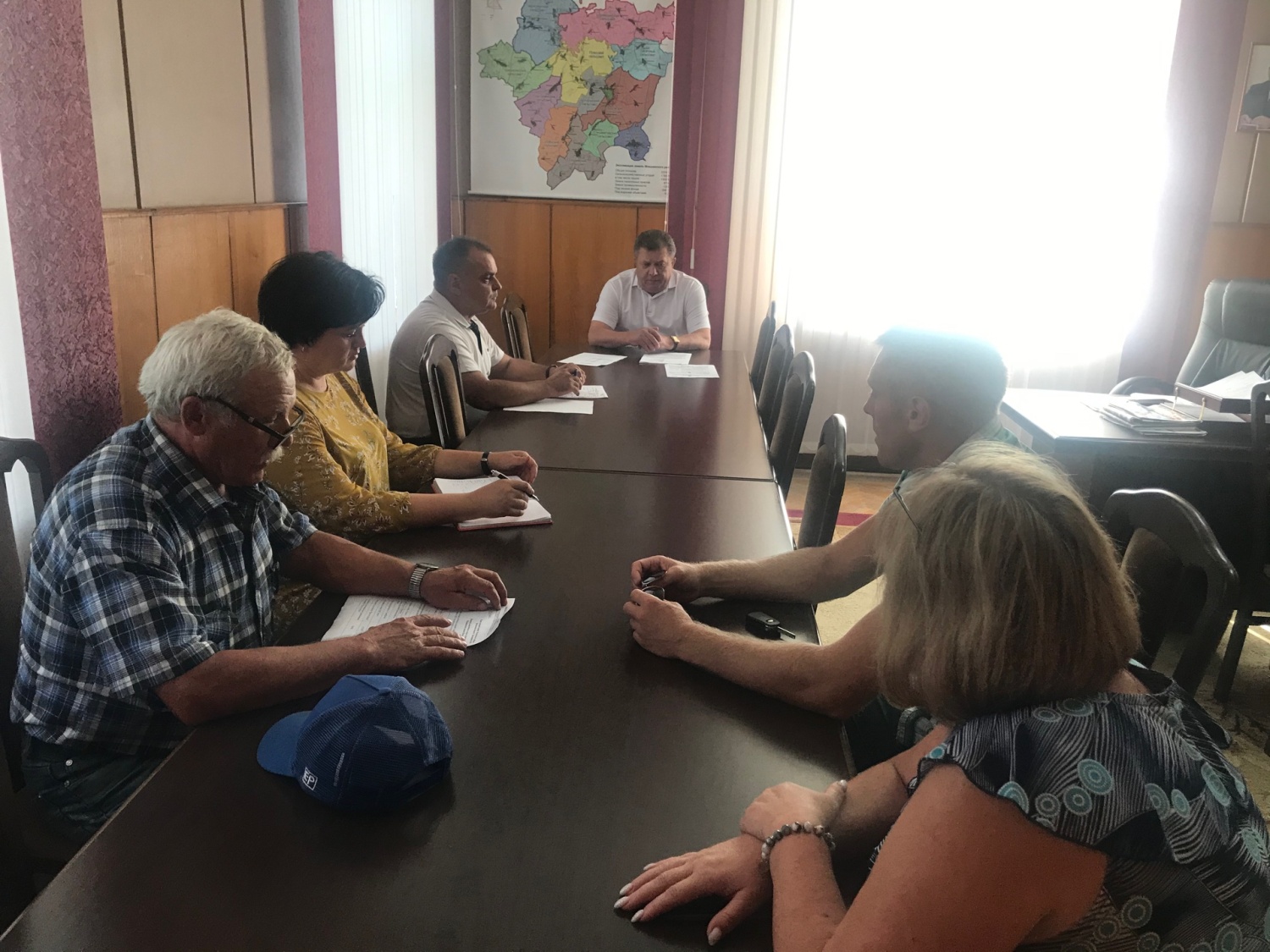Глава администрации Мокшанского района Н.Н. Тихомиров провел совещание по вопросу погашения задолженностей потребленных энергоресурсов. 