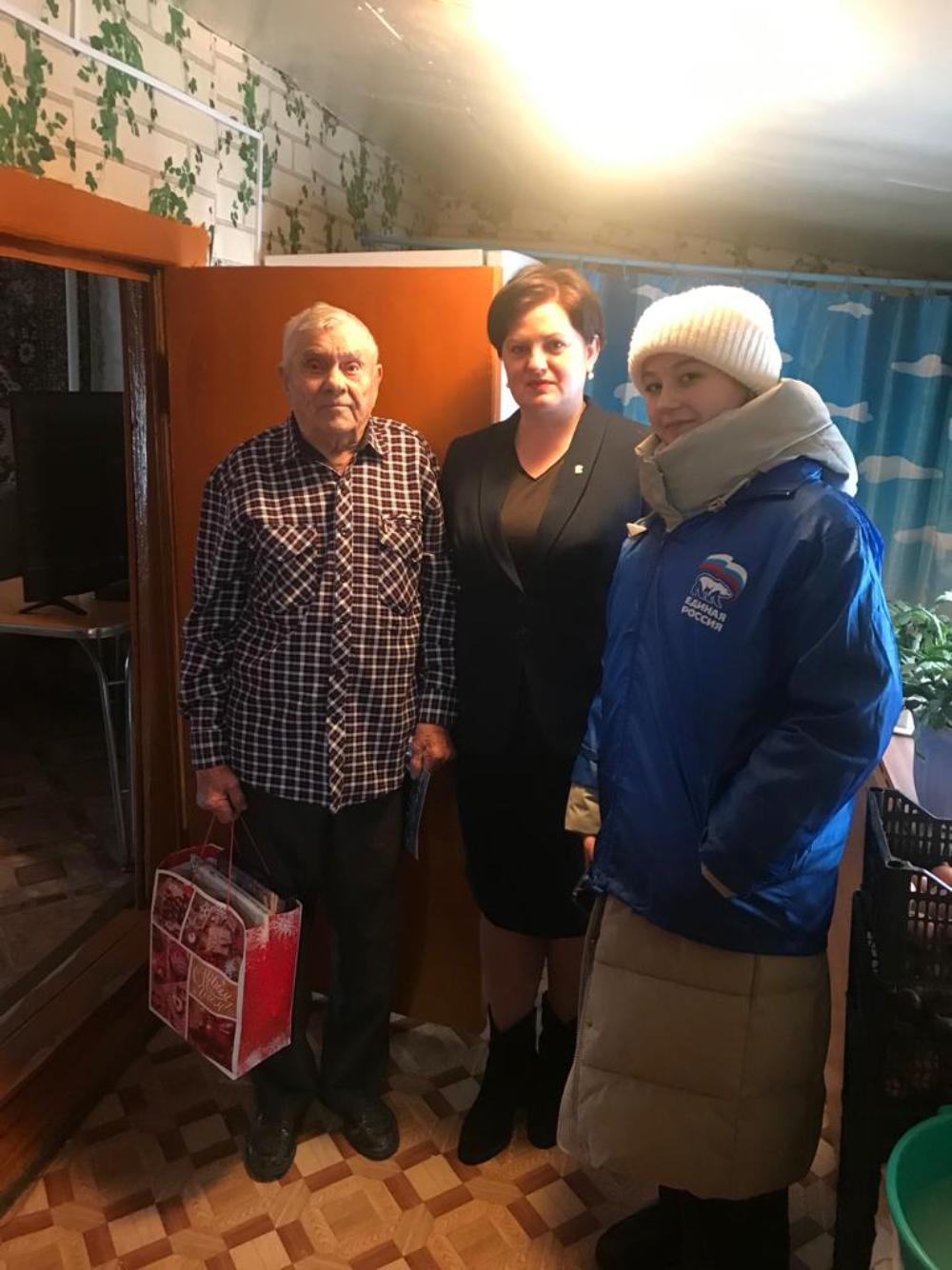 27.12.2023 заместитель главы администрации Мокшанского района с начальником Управления социальной защиты населения поздравили с наступающим Новым 2024 годом Ветерана Великой Отечественной войны Генералова Сергея Ивановича. 27.12.2023 заместитель главы администрации Мокшанского района с начальником Управления социальной защиты населения поздравили с наступающим Новым 2024 годом Ветерана Великой Отечественной войны Генералова Сергея Ивановича.