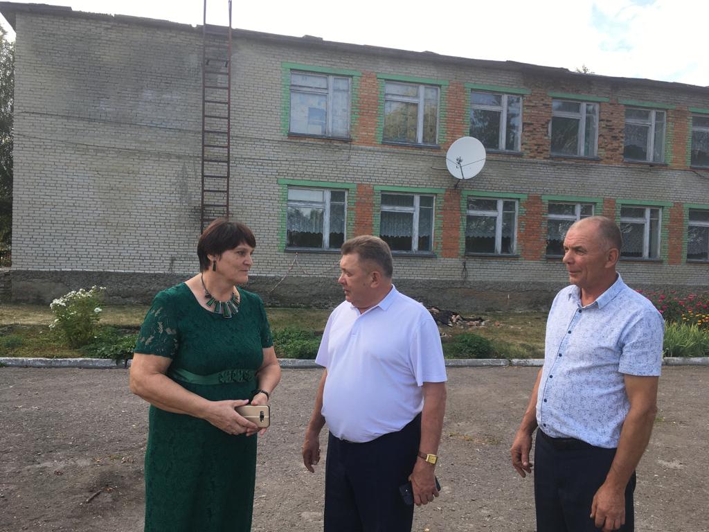 Глава Мокшанского района Н.Н.Тихомиров с рабочим визитом осмотрел территорию школ в с.Потьма и с.Чернозерье .