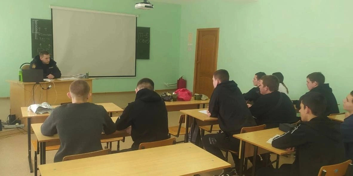 В преддверии новогодних каникул в ГБПОУ ПО «МАТК» состоялась встреча студентов колледжа с представителями правоохранительных органов Мокшанского района. 