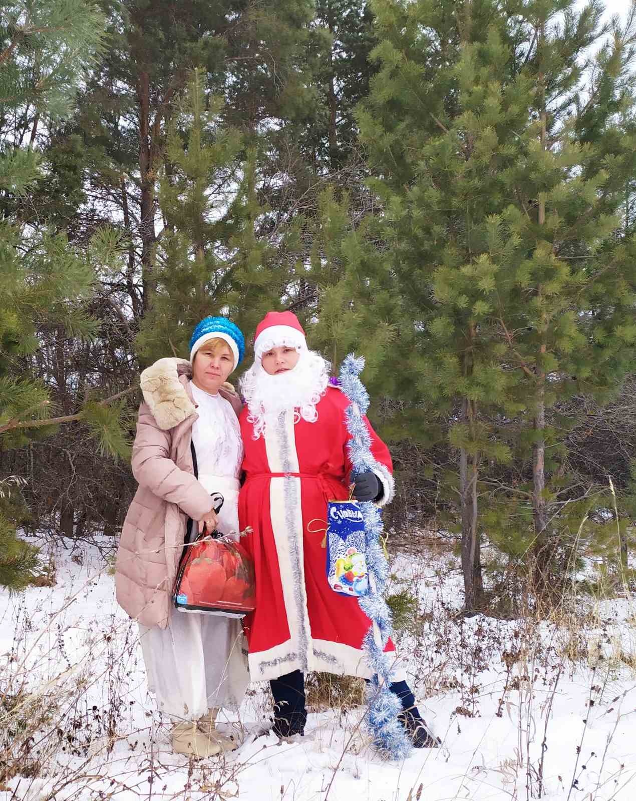 Новогоднее поздравление получателей социальных услуг социальными работниками КЦСОН Мокшанского района