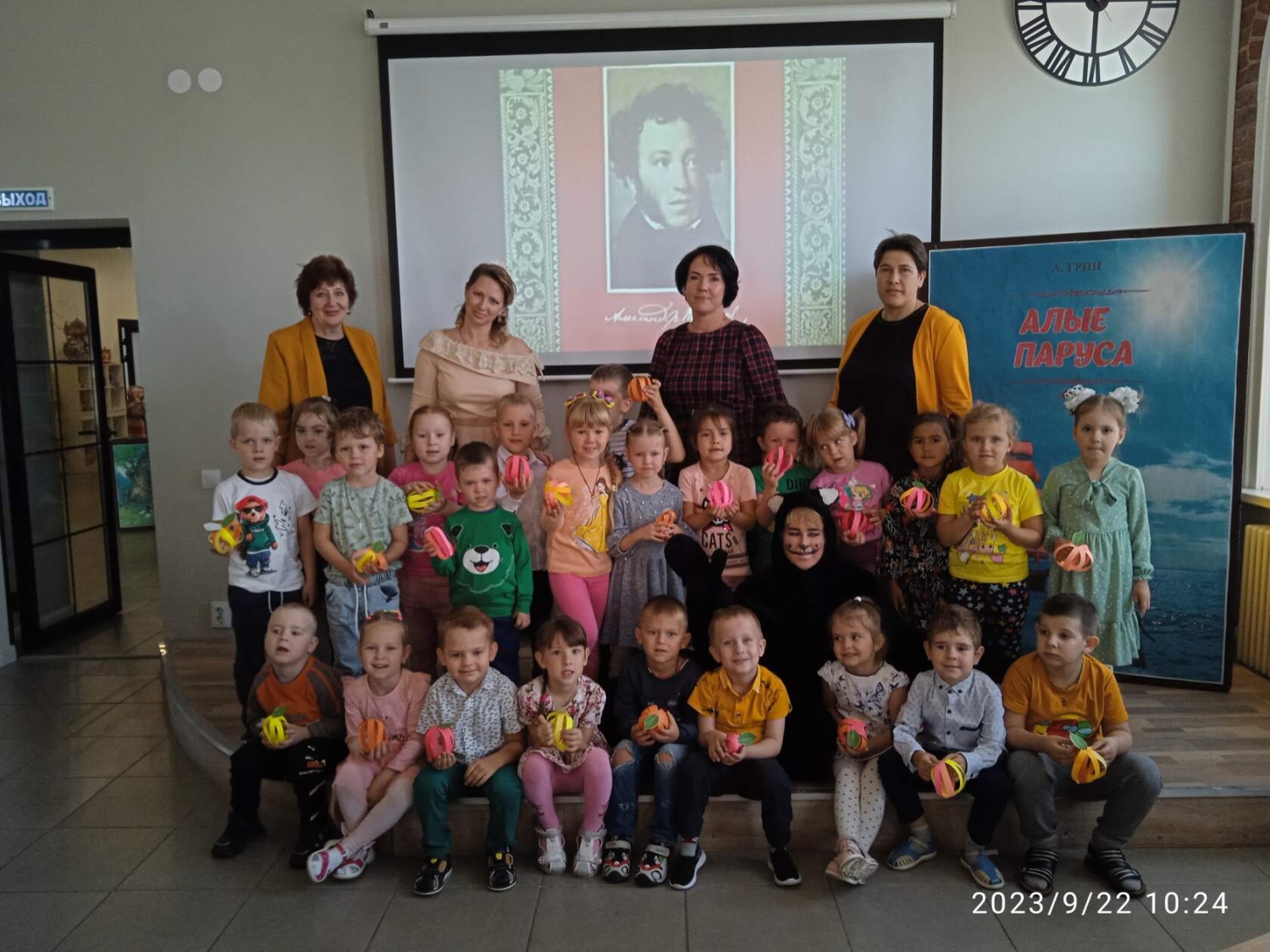 Проект "Маленькие шаги в библиотеку" продолжается! У нас в гостях старшая группа детского сада "Родничок". Сказки Пушкина и Кот Ученый стали ключом квеста для дошколят. 