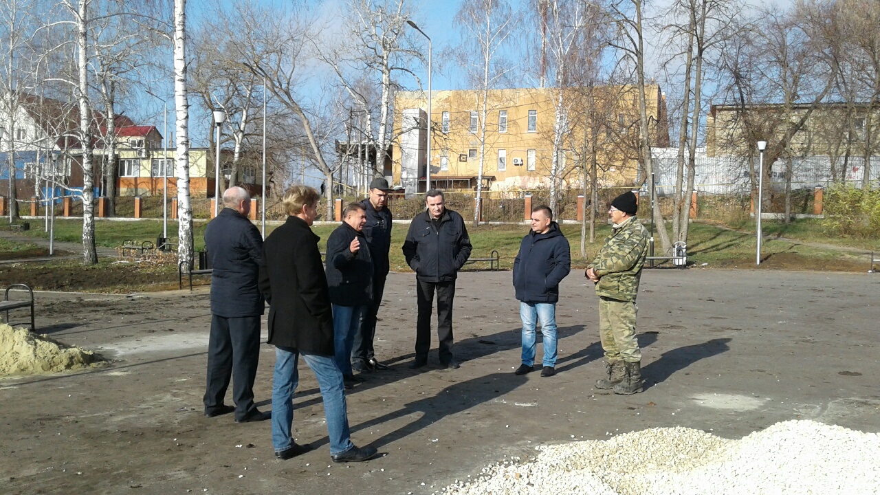 Глава администрации Мокшанского района Н.Н. Тихомиров провёл рабочую планёрку с подрядчиком организации ИП Солодков А.В. на территории сквера по ул. Садовая/Советская в р.п. Мокшан, по вопросу завершения запланированных работ программы "Формирование комфо