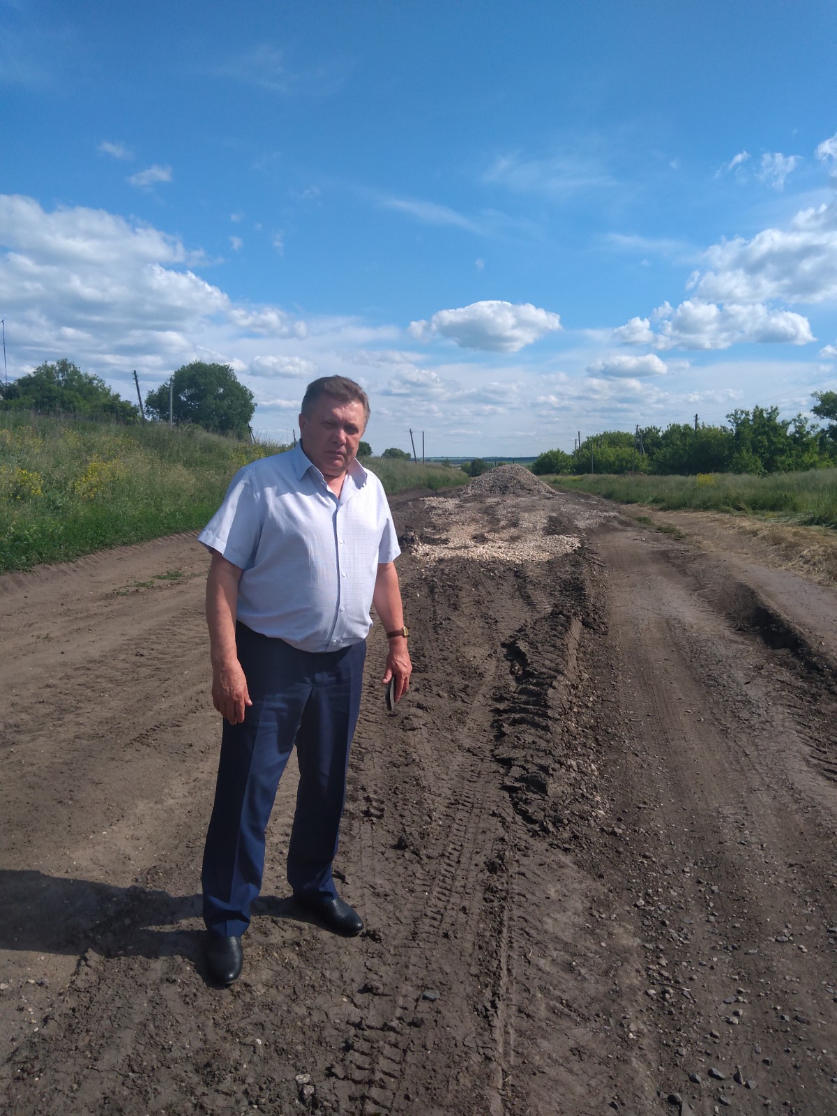  05.06.2023 глава Мокшанского района Н.Н.Тихомиров проверил выполнение работ по ремонту улично- дорожной сети в с. Хоненёво Мокшанского района.