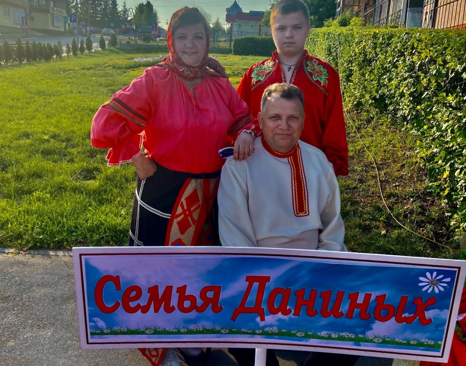 В р.п. Мокшан в праздничном мероприятии, посвященном Дню семьи, любви и верности, приняли участие семьи - представители разных национальностей