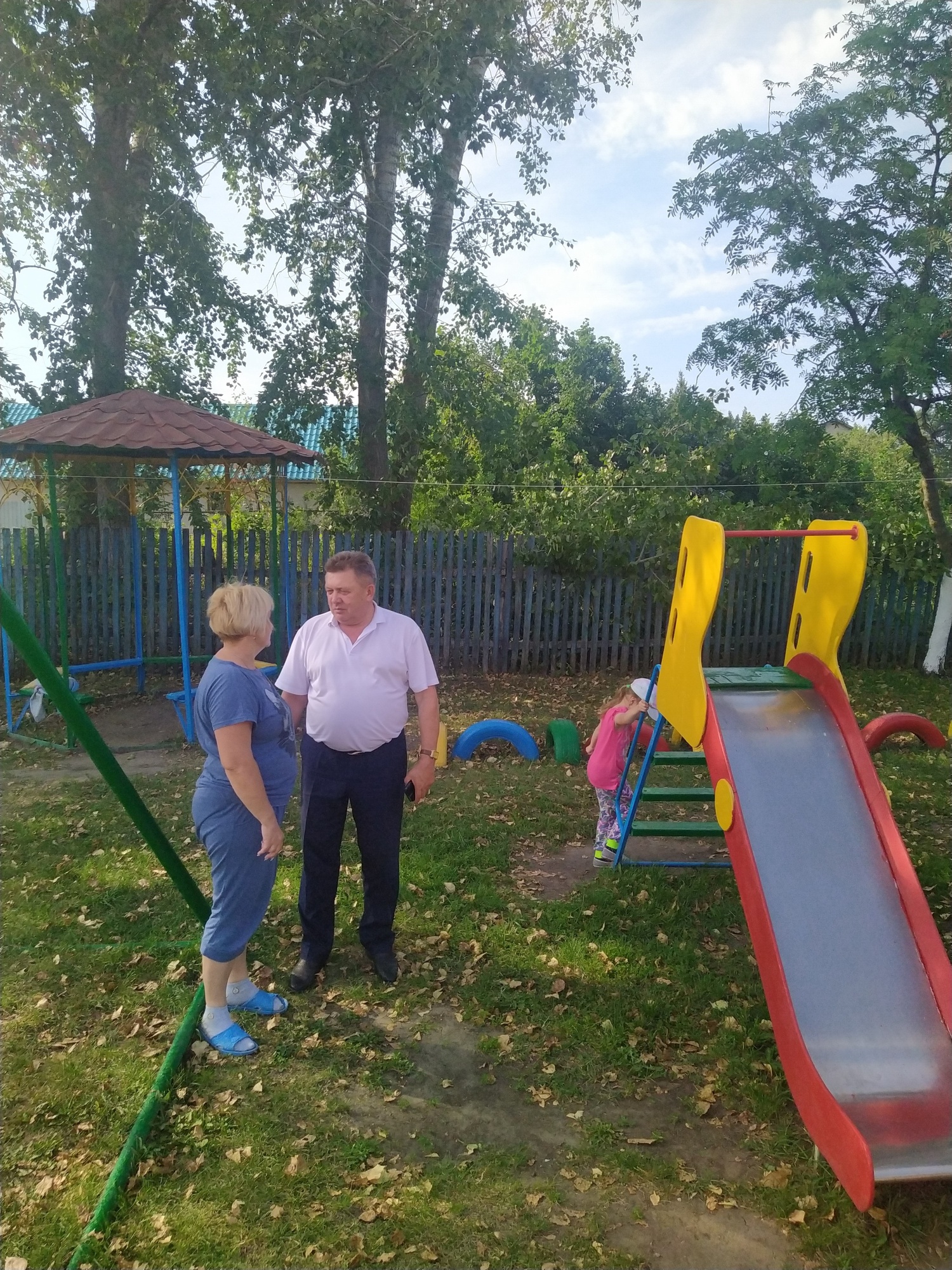 Глава Мокшанского района Н.Н.Тихомиров проконтролировал ход работ в плановом порядке по удалению аварийных деревьев и сухостоя вблизи детского сада с.Симбухово.
