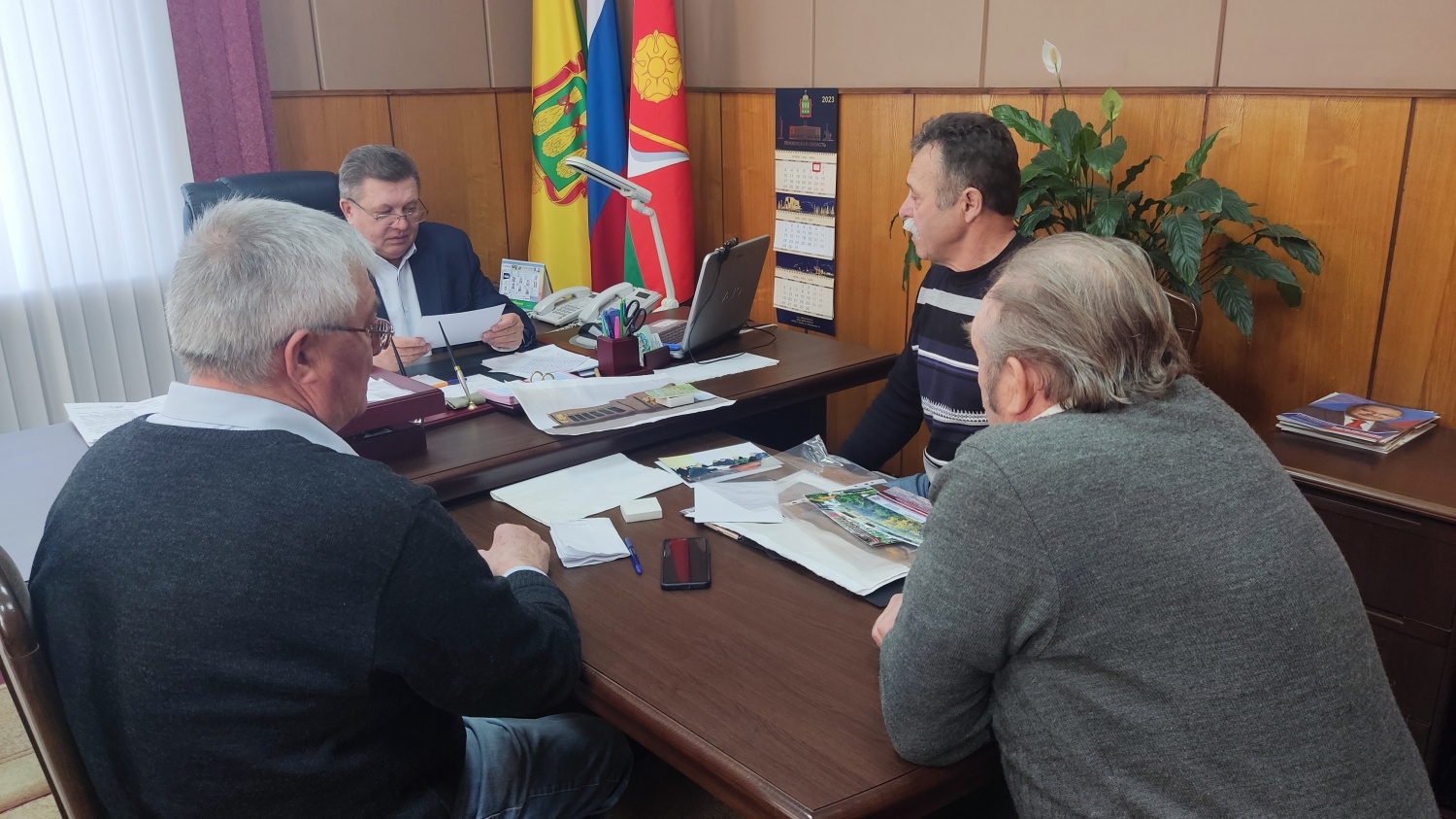 Глава Мокшанского района Н.Н.Тихомиров провел рабочую встречу с представителями общественного союза ветеранов войны в Афганистане. Глава Мокшанского района Н.Н.Тихомиров провел рабочую встречу с представителями общественного союза ветеранов войны в Афганистане.