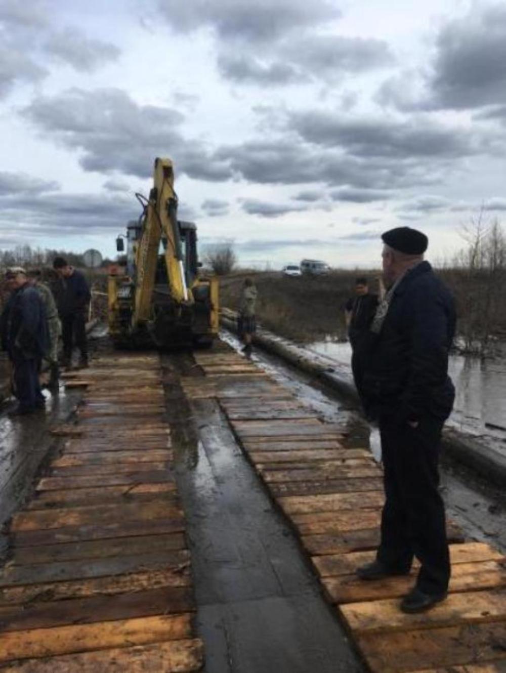 Глава Мокшанского района Н.Н.Тихомиров с рабочим визитом посетил мост на п.Заводской Чернозерского сельсовета.