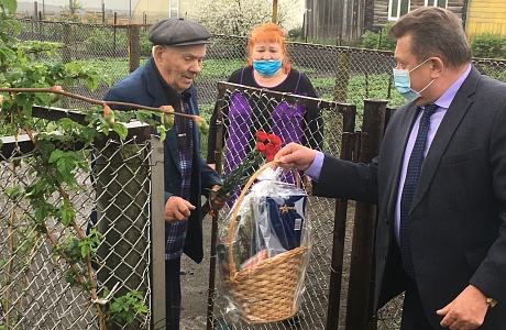    Накануне праздника 75-летия Победы в Великой Отечественной войне были вручены подарочные наборы участникам и инвалидам ВОВ