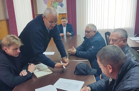 Глава администрации Мокшанского района Н.Н.Тихомиров провел совещание по вопросу строительства ангаров для зерна группой «Черкизово» в Успенском с/с. Глава администрации Мокшанского района Н.Н.Тихомиров провел совещание по вопросу строительства ангаров для зерна группой «Черкизово» в Успенском с/с.