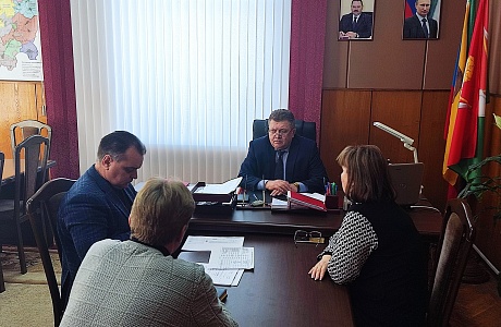 Глава администрации Мокшанского района Н.Н. Тихомиров провел рабочее совещание по вопросу нормализации водоснабжения в с.Нечаевка.