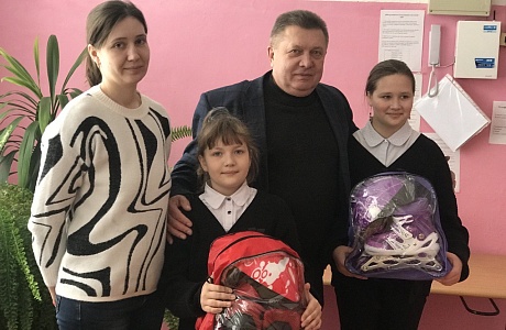 Глава Мокшанского района Тихомиров Н.Н. исполнил мечты двух юных жителей села Подгорное - сестер Максимовых Дианы и Софьи, чей отец погиб, исполняя свой воинский долг в зоне СВО. Глава Мокшанского района Тихомиров Н.Н. исполнил мечты двух юных жителей села Подгорное - сестер Максимовых Дианы и Софьи, чей отец погиб, исполняя свой воинский долг в зоне СВО.