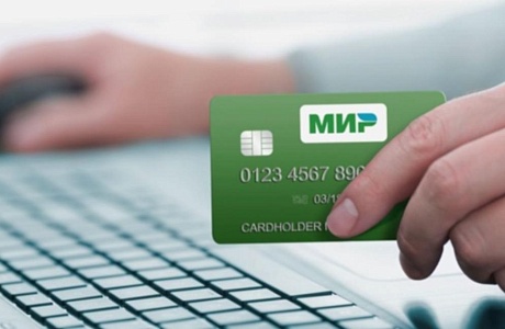 Работодатель обязывает сотрудников получить карты платежной системы «Мир» в конкретном банке для перечисления социальных выплат. Правомерно ли такое требование?
